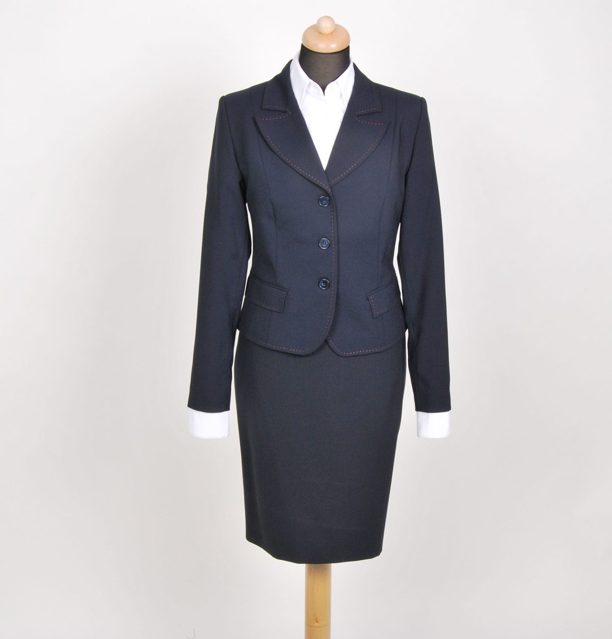 Damenkostüm in Navy mit roter Ziernaht auf der Schneiderpuppe