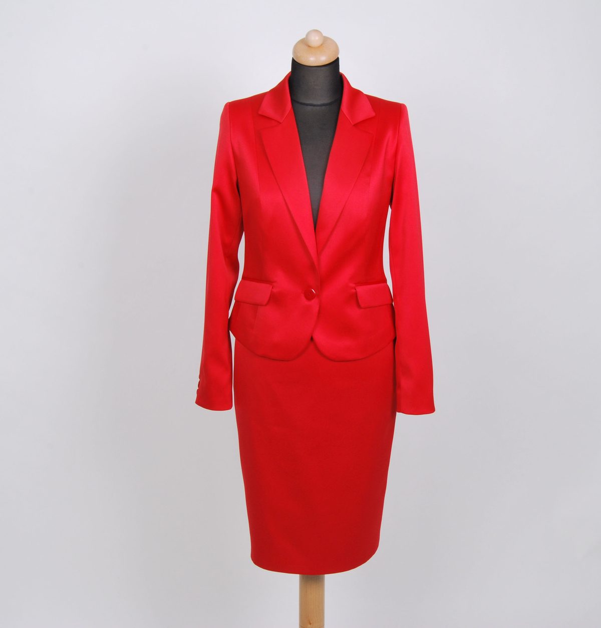 Rotes Damenkostüm aus Satin auf der Schneiderpuppe