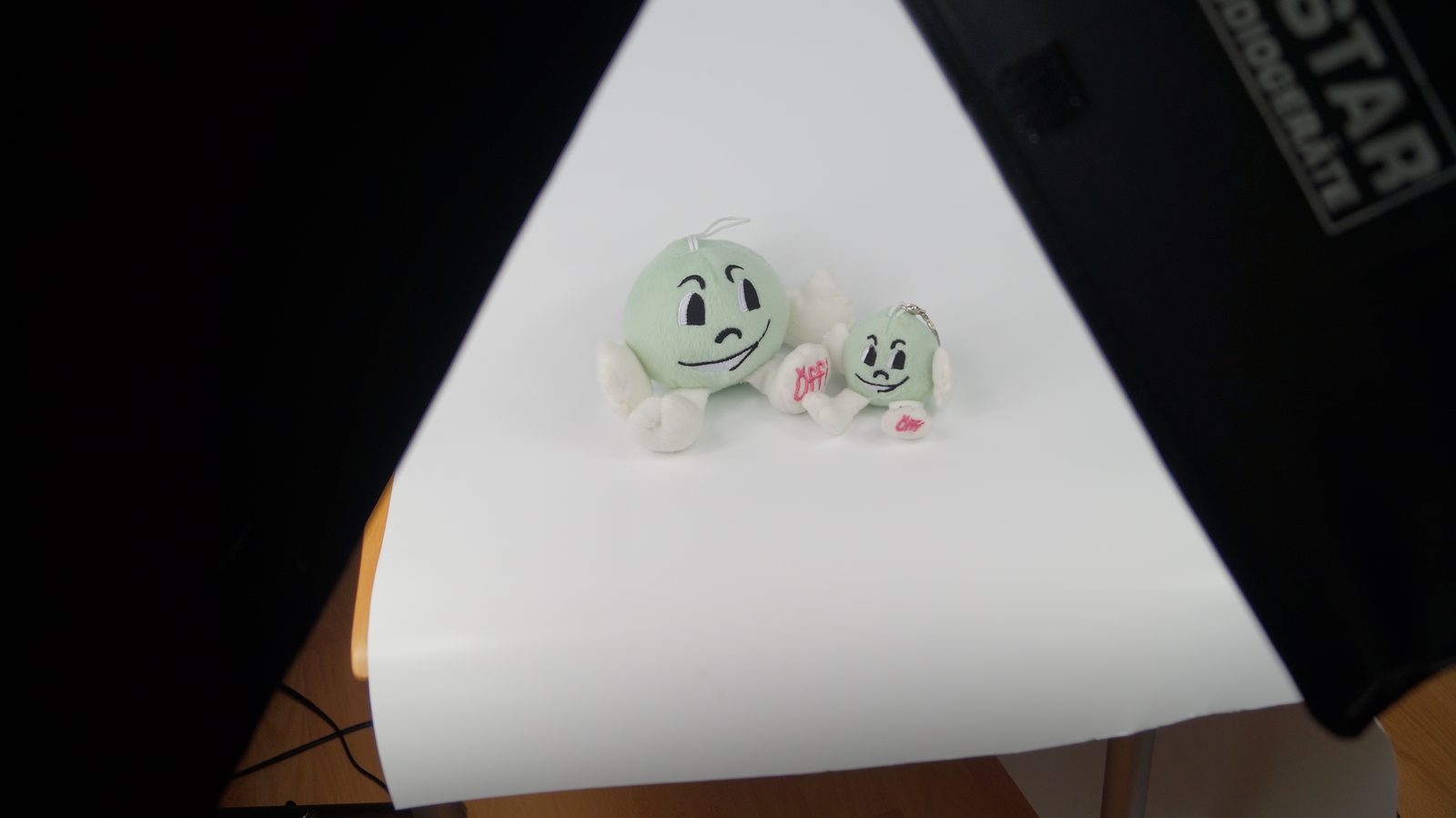Produktaufnahme im Fotostudio mit Lichtzelt und bestickten Werbeartikeln